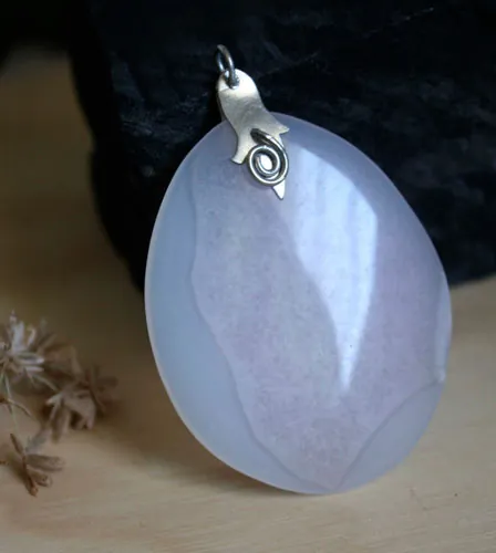 Rose thé, pendentif botanique en argent et quartz rose