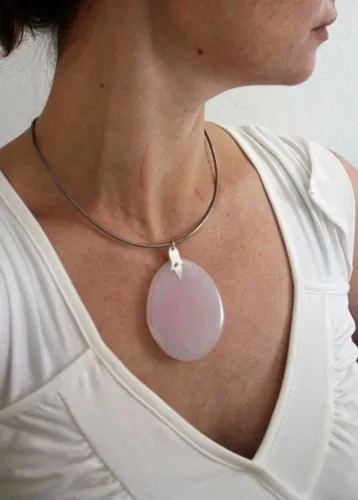 Rose thé, pendentif botanique en argent et quartz rose