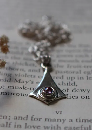 Roz, collier cerf-volant en argent et zircon rose