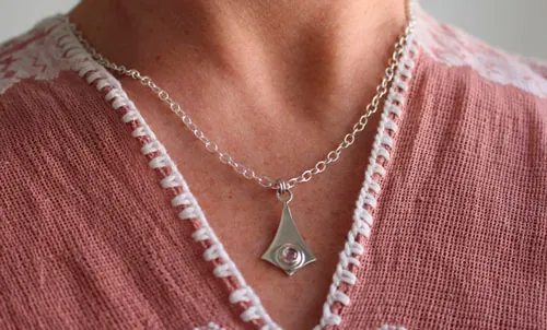 Roz, collier cerf-volant en argent et zircon rose