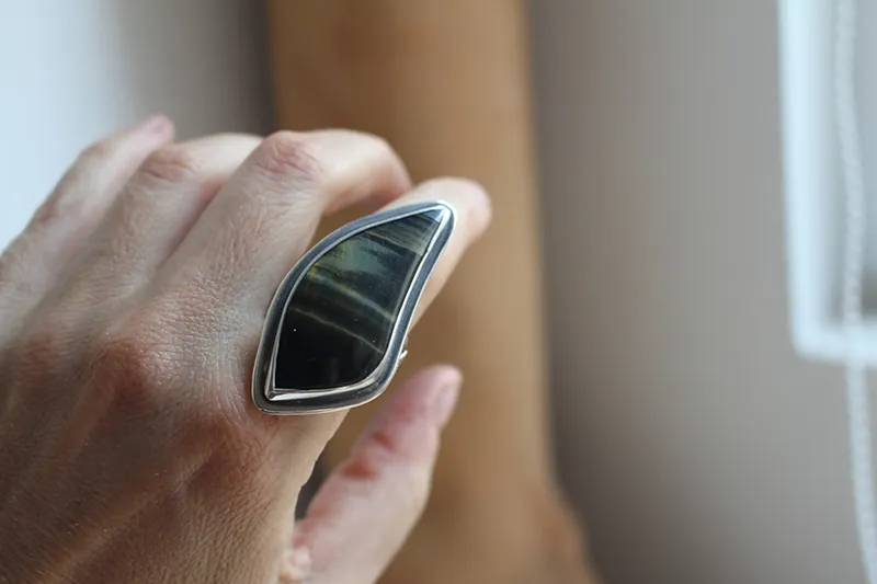 Runes de vie, bague nordique en argent et œil de tigre