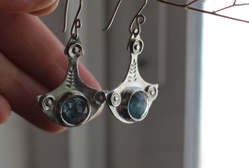 Re naissance, boucles d’oreilles renouveau en argent et disthène (kyanite) 