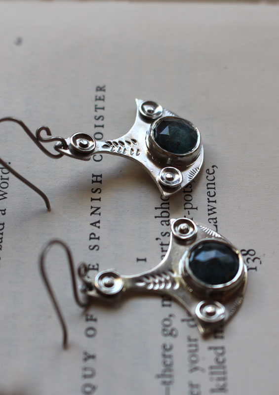 Re naissance, boucles d’oreilles renouveau en argent et disthène (kyanite) 