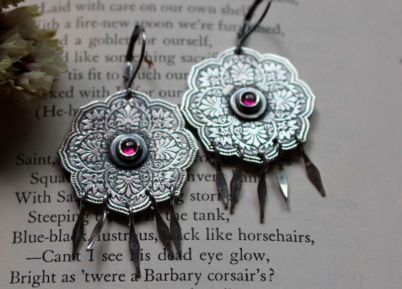 Rose, boucles d’oreilles feuilles baroques en argent et zircon