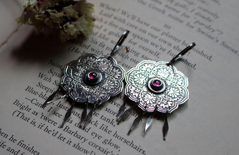 Rose, boucles d’oreilles feuilles baroques en argent et zircon