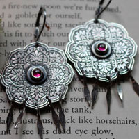 Rose, boucles d’oreilles feuilles baroques en argent et zircon