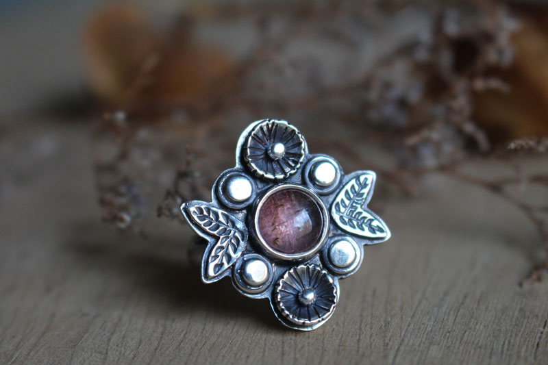 Rose thé, bague fleur en argent et tourmaline rose