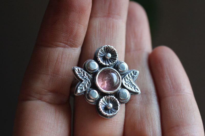 Rose thé, bague fleur en argent et tourmaline rose