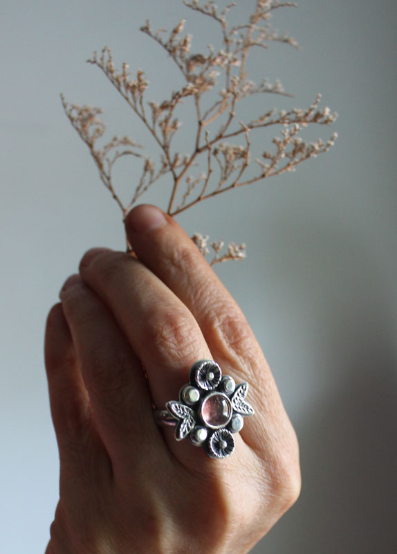 Rose thé, bague fleur en argent et tourmaline rose