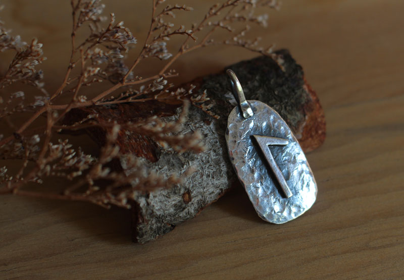 Rune, pendentif celtique en argent