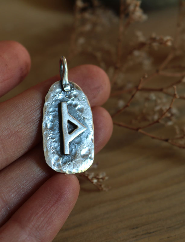 Rune, pendentif celtique en argent