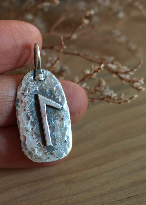 Rune, pendentif celtique en argent