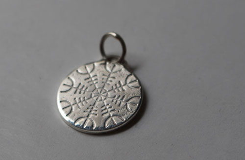 Rune d’Islande, pendentif talisman celtique Galdrastafir en argent