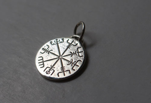 Rune d’Islande, pendentif talisman celtique Galdrastafir en argent