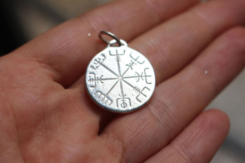 Rune d’Islande, pendentif talisman celtique Galdrastafir en argent