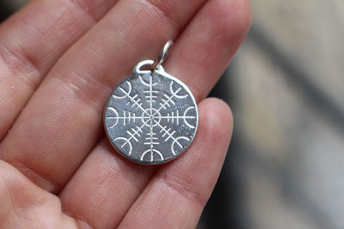 Rune d’Islande, pendentif talisman celtique Galdrastafir en argent
