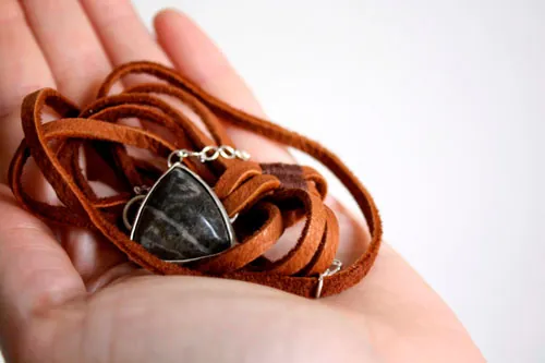 Sagar, bracelet force de la mer en argent, cuir et agate fossile