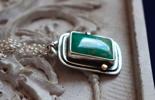 Sanctuaire, collier rectangle sacré celte en argent, or et chrysoprase