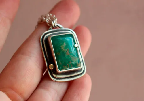 Sanctuaire, collier rectangle sacré celte en argent, or et chrysoprase