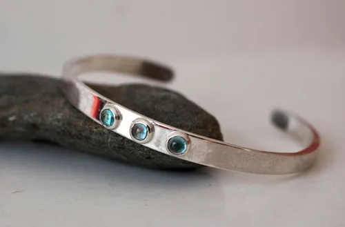 Sarah, bracelet liberté et la spiritualité en argent zircon bleu