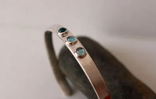 Sarah, bracelet liberté et la spiritualité en argent zircon bleu
