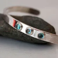 Sarah, bracelet liberté et la spiritualité en argent zircon bleu