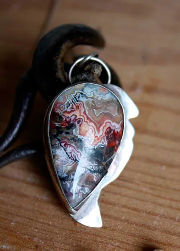 Sayap, pendentif aile de dragon en argent et agate mexicaine crazy lace