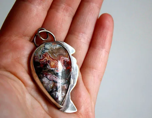 Sayap, pendentif aile de dragon en argent et agate mexicaine crazy lace