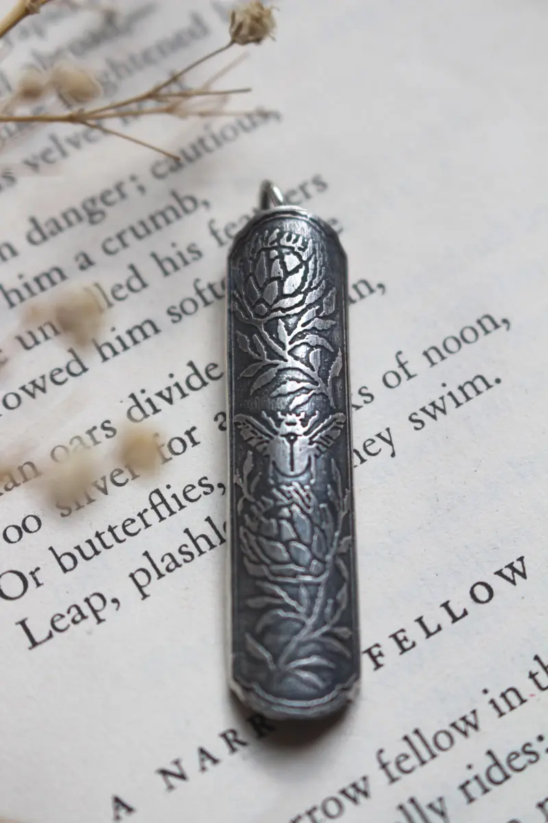 Scarabée et protea, pendentif botanique en argent