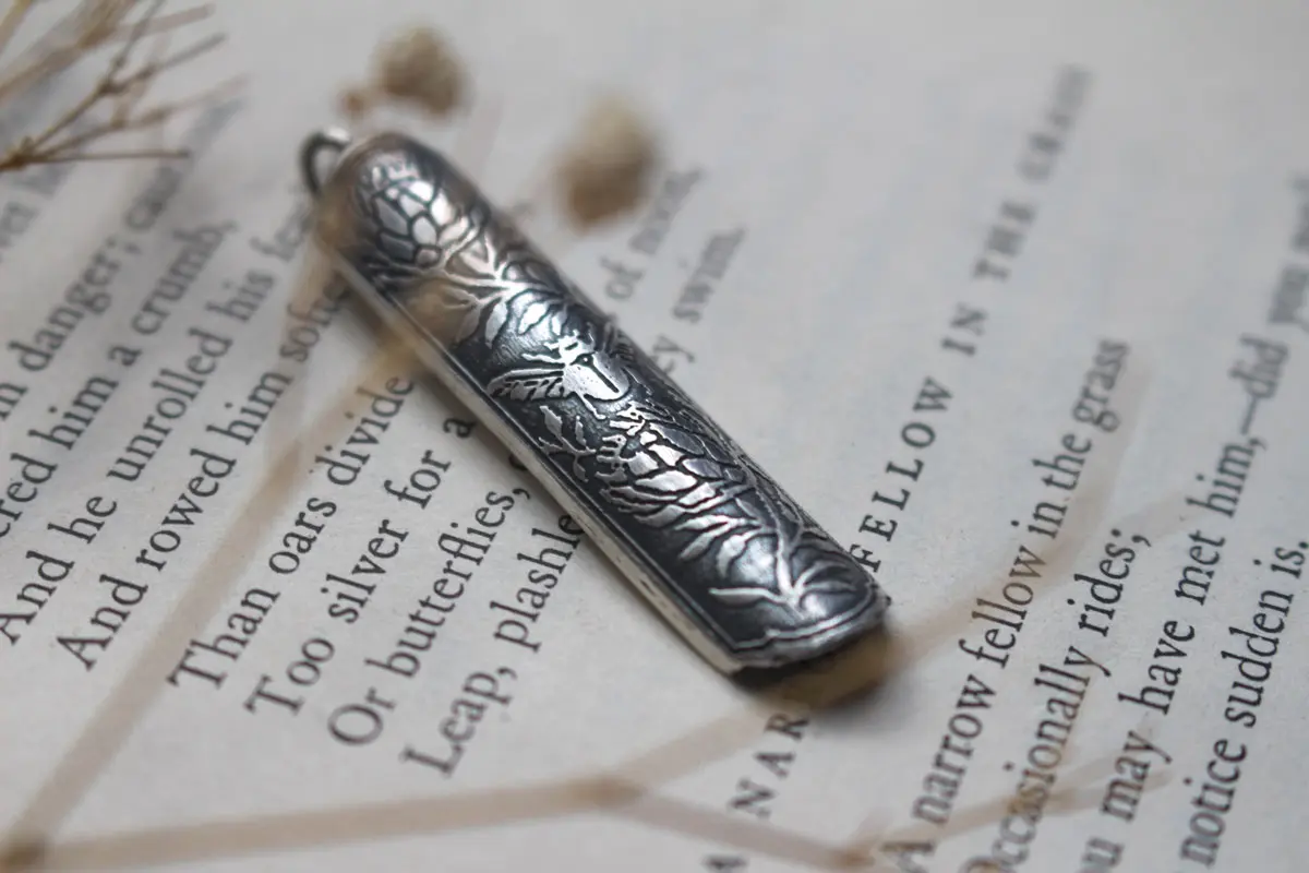 Scarabée et protea, pendentif botanique en argent