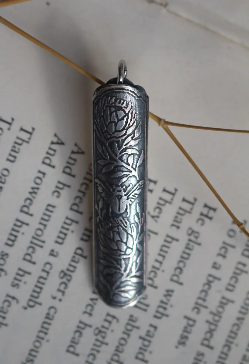 Scarabée et protea, pendentif botanique en argent
