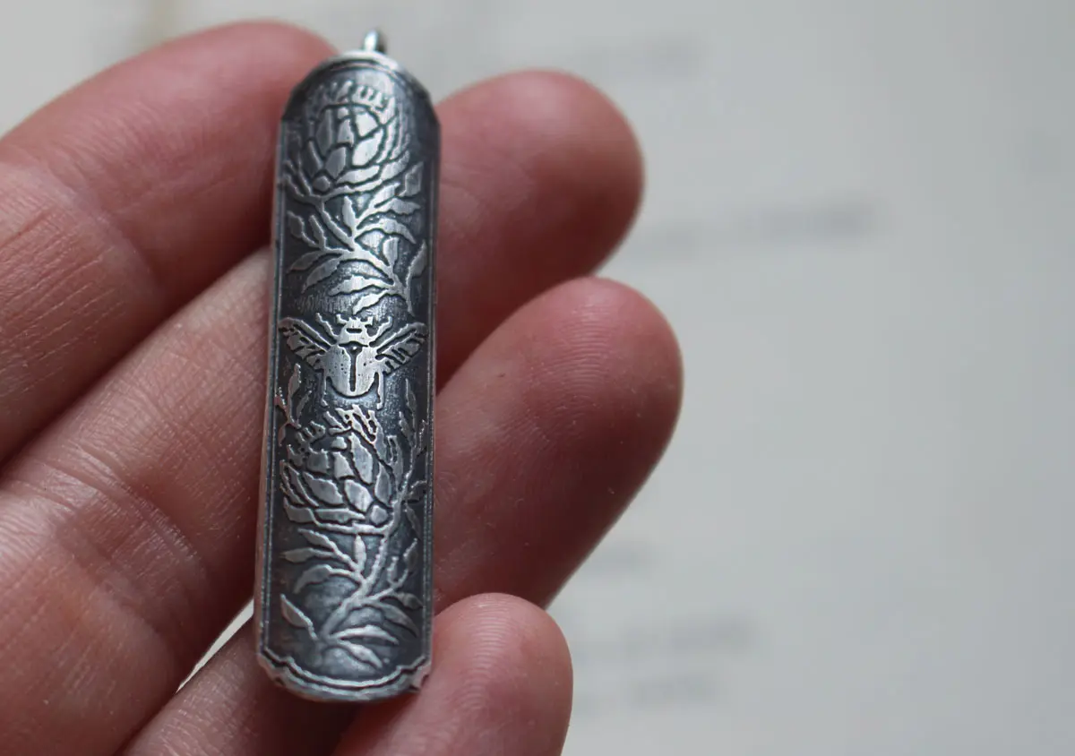Scarabée et protea, pendentif botanique en argent