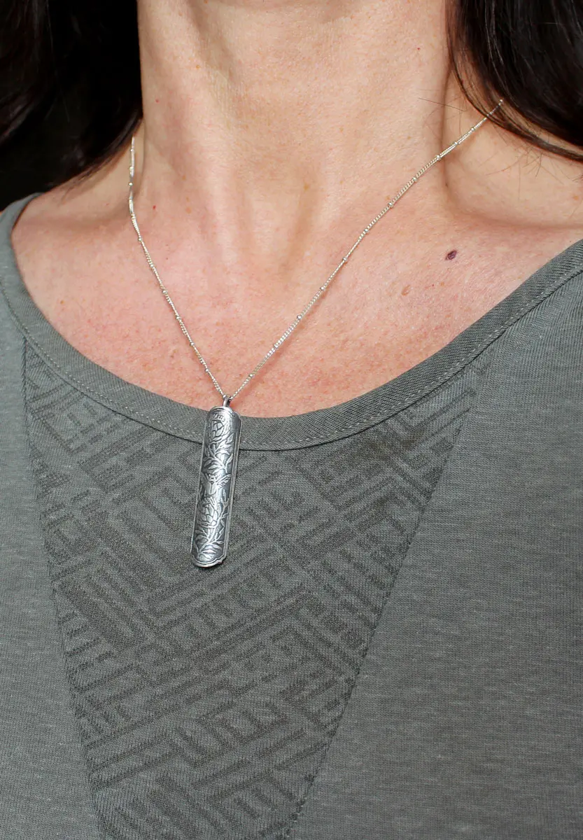 Scarabée et protea, pendentif botanique en argent