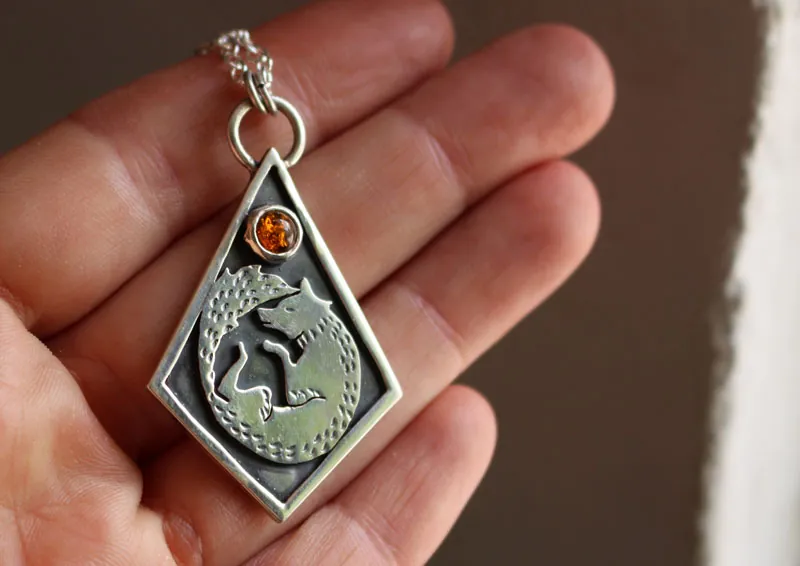 Se laisser guider, collier renard en argent et ambre