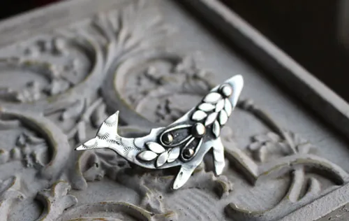 Sedna, broche baleine fantastique en argent