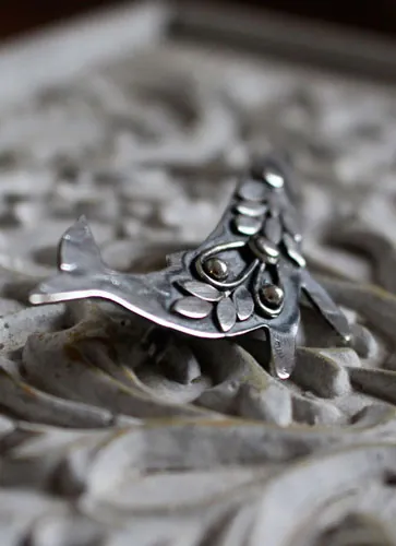 Sedna, broche baleine fantastique en argent
