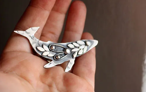 Sedna, broche baleine fantastique en argent