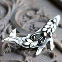 Sedna, broche baleine fantastique en argent