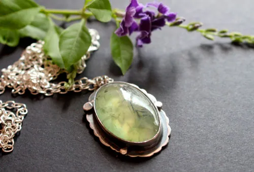 Serephina, collier sautoir baroque en argent et prehnite