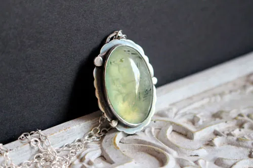 Serephina, collier sautoir baroque en argent et prehnite