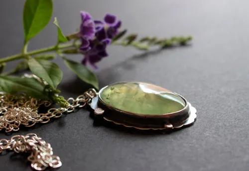 Serephina, collier sautoir baroque en argent et prehnite