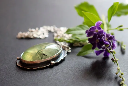 Serephina, collier sautoir baroque en argent et prehnite