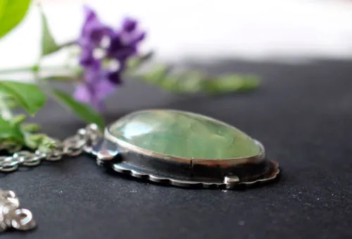 Serephina, collier sautoir baroque en argent et prehnite