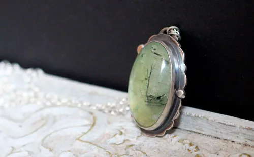 Serephina, collier sautoir baroque en argent et prehnite