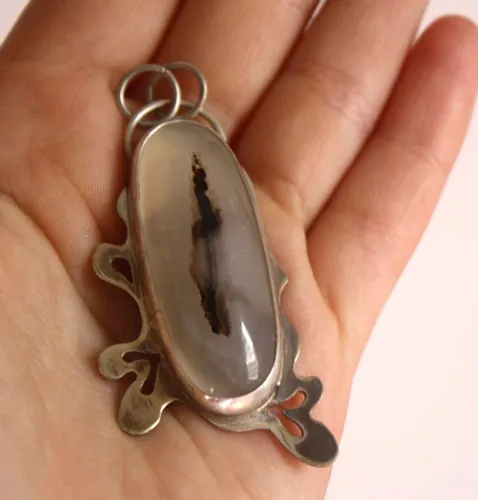 Shiroi ha, pendentif feuille de chêne blanc en argent et agate dendritique