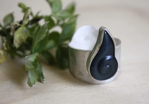 Snigill, bague escargot infini en argent et obsidienne arc-en-ciel