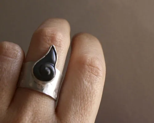 Snigill, bague escargot infini en argent et obsidienne arc-en-ciel