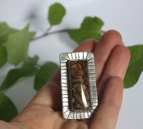 Sois courageux, bague encouragement en argent et jaspe Deschutes