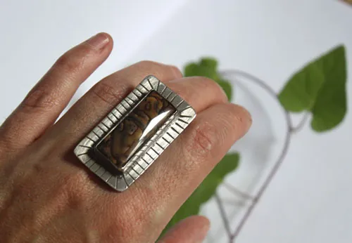 Sois courageux, bague encouragement en argent et jaspe Deschutes