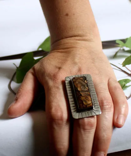 Sois courageux, bague encouragement en argent et jaspe Deschutes